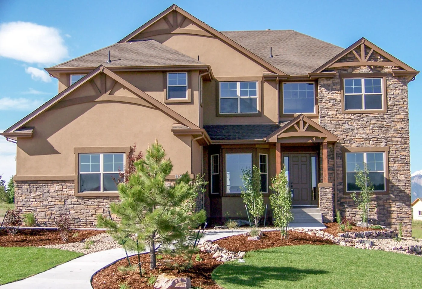 Peakview Windows Colorado Springs Acrylic Stucco Sunset Stone Manufactured Stone Veneer Gallery Image 1 Dark Georgia Brown Stone And Stucco