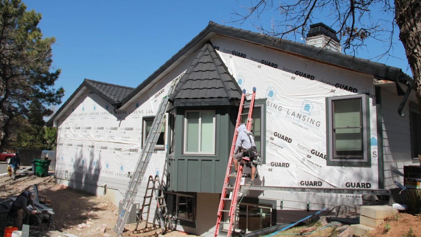 A Peakview contractor installs siding on a home